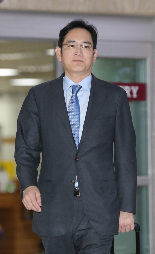 이재용 삼성전자 부회장이 일본 출장을 마치고 지난 12일 서울 강서구 김포국제공항에 도착하고 있다. <연합뉴스>